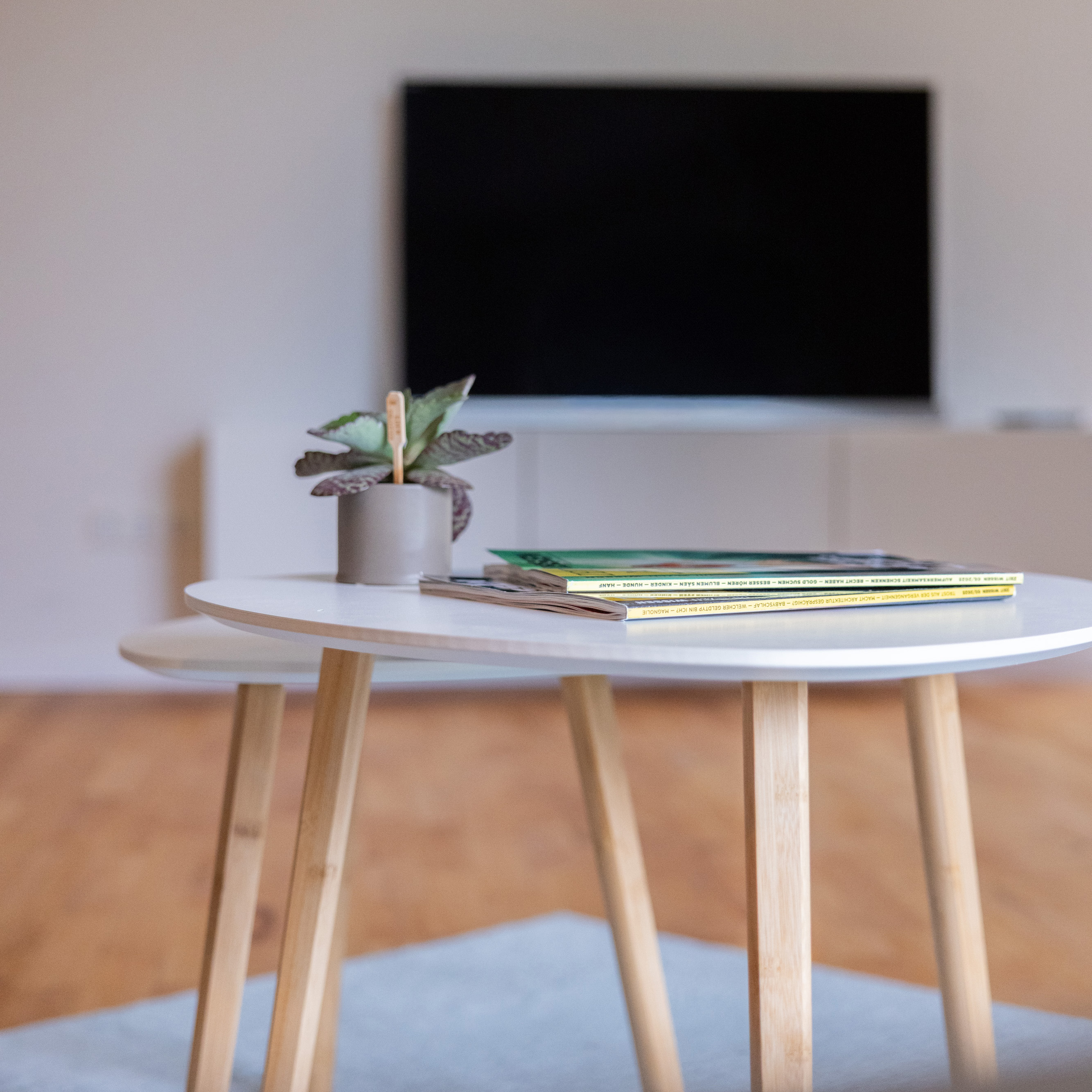 Couchtisch mit Blick zum TV